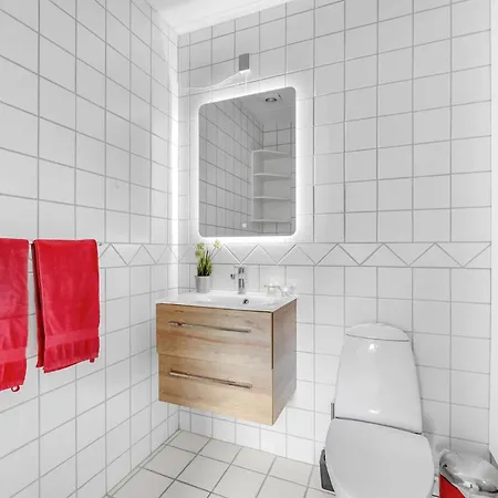 Two-bedroom With Sea View 04 דירה