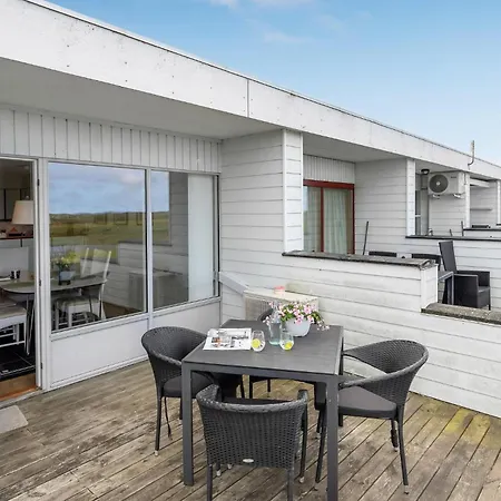 Two-bedroom With Sea View 04 דירה