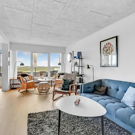 Two-bedroom With Sea View 04 דירה