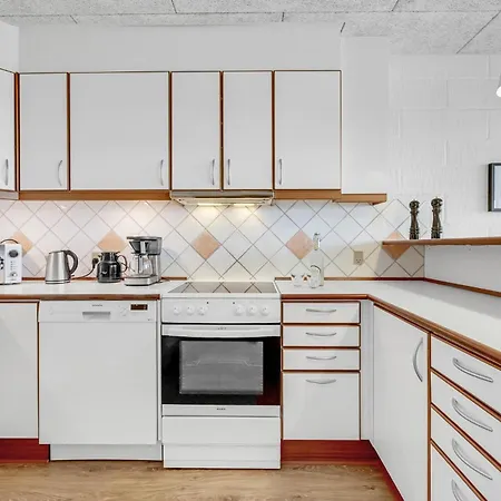 דירה Two-bedroom With Sea View 04 *